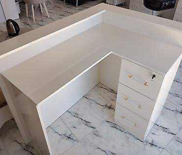 kohne mebel alan: Ağ rəngli, U formalı resepsiyon masası / iş masası. Müasir və minimal — 1
