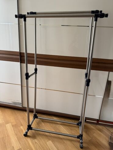 Stend vitrinləri: Təkqatlı, hündürlüyü tənzimlənən paltar asqısı stendi. - Material