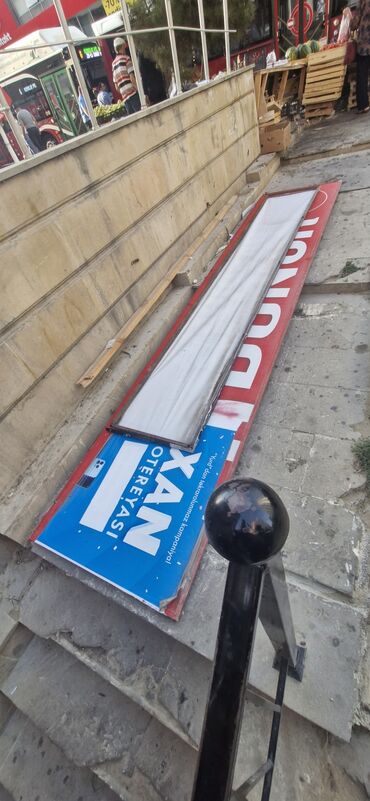 светодиодные экраны для наружной рекламы: Məhsul: Açıq hava reklam lövhəsi (işıqlı qutu tipli) Təsvir: - Uzun
