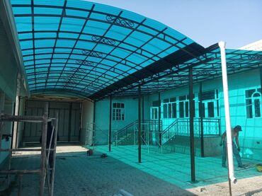 Другие строительные материалы: Металлические ворота с коваными элементами и навесом из поликарбоната — 9