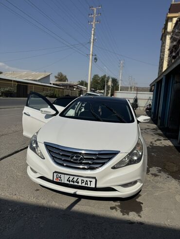 хендай солярис 2019: Белый седан Hyundai Sonata с элегантным дизайном, оснащенный черной