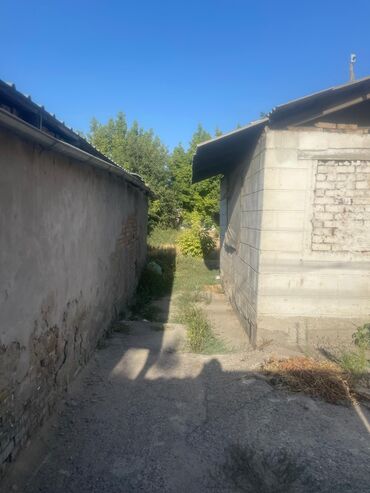 дом село будёновка: 35 кв. м, 2 бөлмө, Унаа токтотуучу жай, Жертөлө, ороо, Забор, тосулган