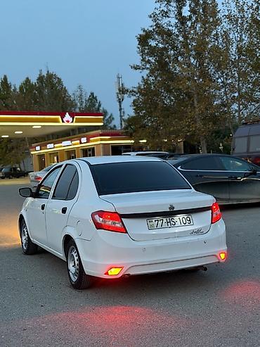 turbo az gaz 24: Ağ rəngli sedan, “Limited Edition” arxa nişanlaması ilə. Kompakt — 6