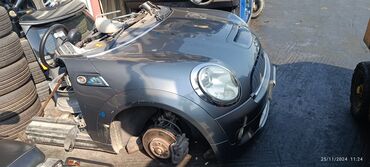 Bamperlər, buferlər: Müxtəlif rənglərdə Mini Cooper avtomobillərinin ön bamperlərinin