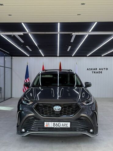 хорошая качественная обувь: Полноразмерный кроссовер Toyota Highlander в темно-сером цвете. Модель