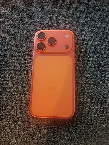 iphone 16e azerbaycan: Narıncı rəngdə smartfon (iPhone dizaynlı), arxa paneldə üçlü kamera — 1