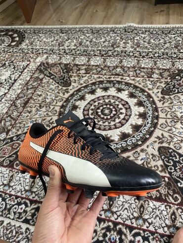 купить турник и брусья для дома: Футбольные бутсы Puma черного цвета с оранжевыми акцентами и белой