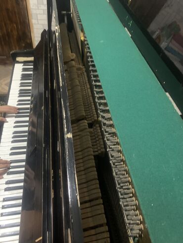 продажа пианино: Продается пианино Вятка, звук слегка расстроенный, можно настроить