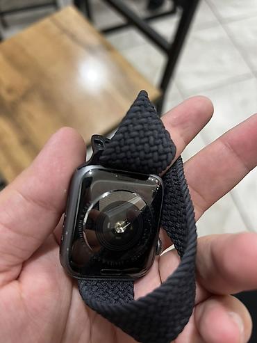 Apple Watch (серия 4), корпус тёмный, квадратный дисплей с