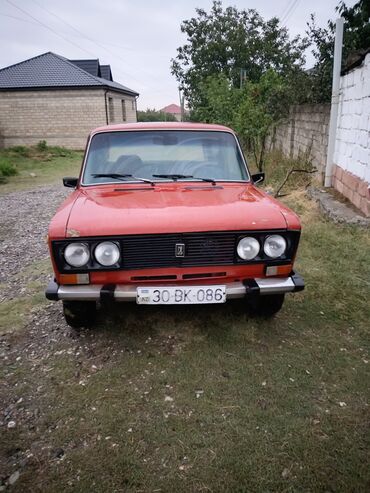 Lada 2106, dörd qapılı sedan modelidir. Avtomobil qırmızı rəngdədir və