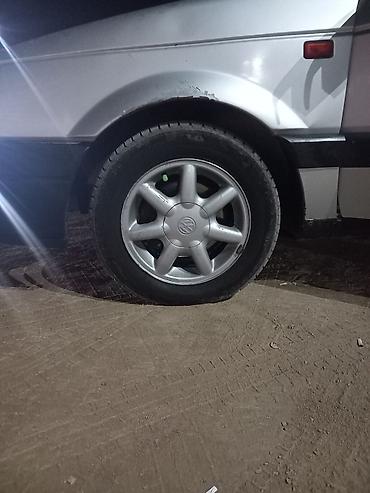 Шины и диски: Литые диски Volkswagen, 14" (ориентировочно R14), 5‑спицевые — 2