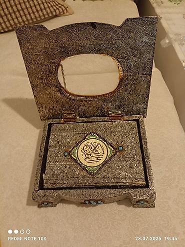quran erebce kitab: Quran qabı içinde Quran kitabı 
el işidi — 2