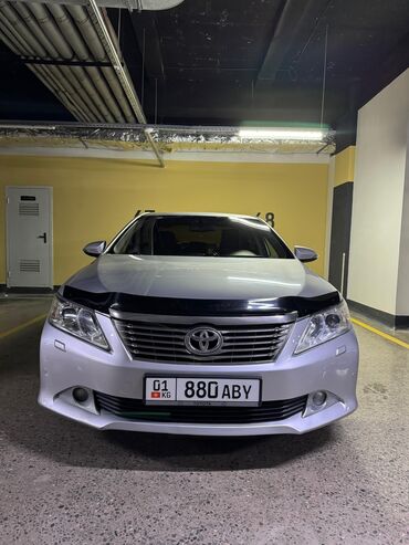таюта камри: Автомобиль Toyota Камри серебристого цвета. Оснащен защитным