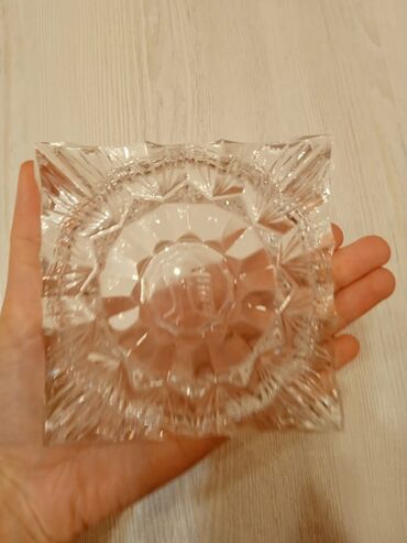 Konfet qabları: Hamısı bir yerdə 15 AZN 2 ədəd Xrustal konfet qabı, 1 ədəd Xrustal — 15