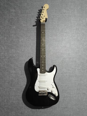 мандолина купить: Продаю электрогитару в классическом стиле Stratocaster. Цвет: чёрный
