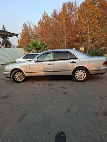Mercedes-Benz: Mercedes-Benz E-Class: 2.8 l | 1997 il Sedan — 10