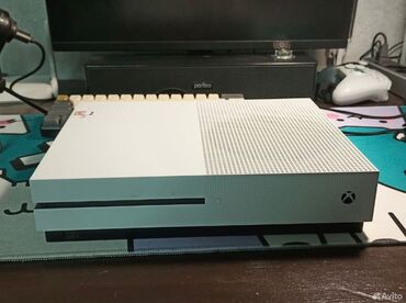 геймпад xbox one: Xbox one s 
1 tb 
В хорошем состоянии 
В комплекте 1 джойстик