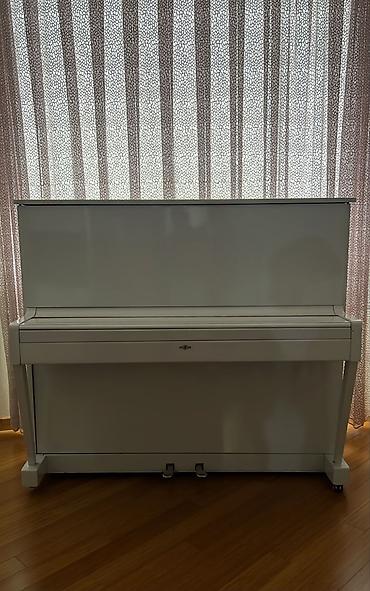 Ağ rəngli akustik upright piano - Korpus: parlaq ağ lak örtük, müasir — 2