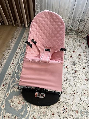 детский качеля: Детский шезлонг-качалка Low Baby, розовый - Эргономичное сиденье с — 1