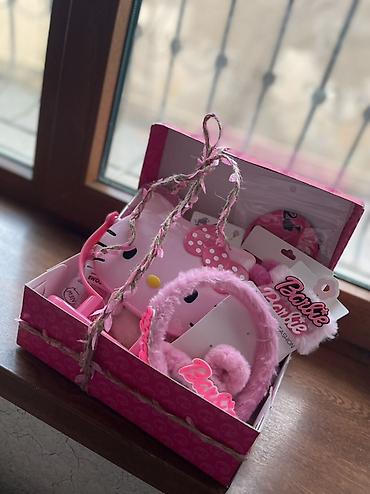 qızlar ucun sarafanlar: Qızlar üçün hədiyyə qutusu – “Hello Kitty & Barbie” aksesuar seti — 1