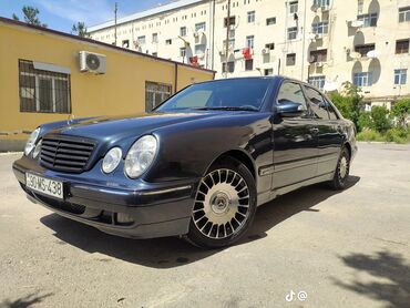 Mercedes-Benz: Tünd göy rəngli Mercedes-Benz E-Class sedanı. Bu model rahat interyeri