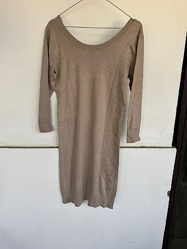 Ženska odeća: H&M pletena haljina/tunika u boji taupe (svetlo braon). - Model — 2