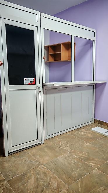 slavski sto i klupe: Aluminijumsko- staklena šalter-kabina sa vratima, pogodna za — 2