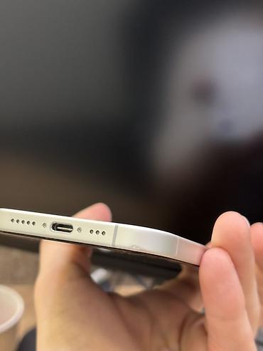goggle pixel: IPhone 17, 6.3", белый. Сверху защитка - Корпус: алюминиевые грани — 5