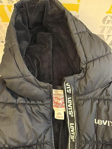 Верхняя одежда: Levi’s qara rəngli qışlıq puffer gödəkçə - Model: kapüşonlu, ön — 5