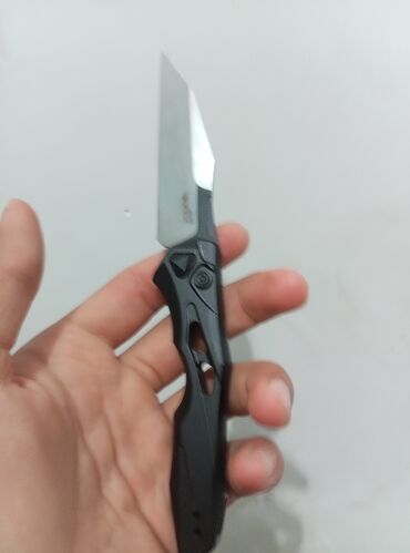 шлифовальные машины аренда: Складной нож Kershaw с черной рукоятью и серебристым лезвием. Оснащен