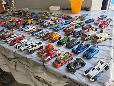 оптом куплю: Продам машинки Hotwheels разом в 1 руки. 
более 100 шт — 2