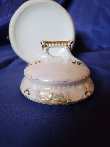 Ostalo posuđe: Bombonijera 1914 do 1918g. porcelan,sedef glazura. Bombonijera je na lalafo.rs — 11 Ostalo posuđe: Bombonijera 1914 do 1918g. porcelan,sedef glazura. Bombonijera je — 11