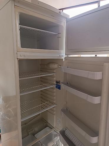 Soyuducular: İşlənmiş 2 qapılı Indesit Soyuducu Satılır, rəng - Ağ, Təkərli — 2