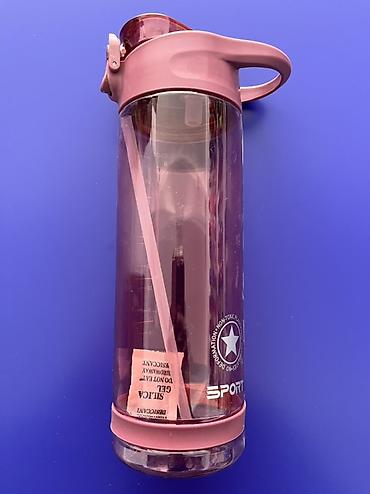 Sport su qabı – pipetkali, ölçü şkallı, qapağı düymə ilə açılan. -