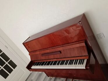 Pianolar: Akkustik piano – şaquli model (upright). Gövdə parlaq cilalı tünd — 6