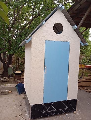 Уличный туалет: - Наружный туалет, - Конструкция: каркасная, с двускатной крышей. - — 1