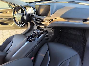 Другие детали салона: HONGQI — интерьер автомобиля, современный и технологичный - — 2