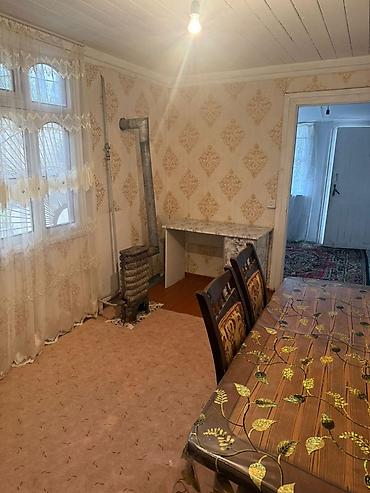 Həyət evləri və villalar: H.Aslanov qəs., 59 nömrəli məktəbə yaxın “Raboçi” tərəfi. Kirayə üçün — 2