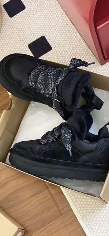 рабочая обувь: Женская обувь ugg зимние кроссовки. Очень теплые, внутри мех. Качество