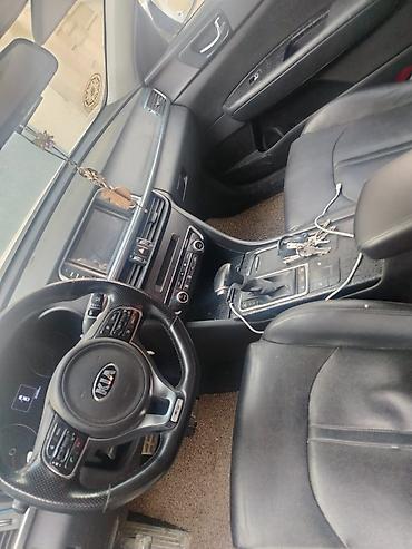 Kia: Kia K5 sedan – ağ rəng, 4 qapı, ön çəkiş. Geniş və komfortlu salonlu — 9