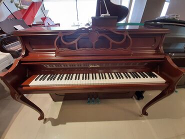 Pianolar: Akustik piano. Royal Musiqi Aletleri salonu sizlere genish