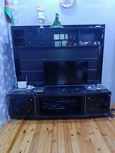 ev ucun generator: TV stendi və divar vitrin sistemi - Rəng: qara, parlaq dekor — 1