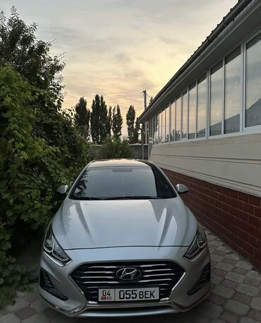 runx alex: Hyundai Sonata — седан бизнес-класса в серебристом цвете в аренду