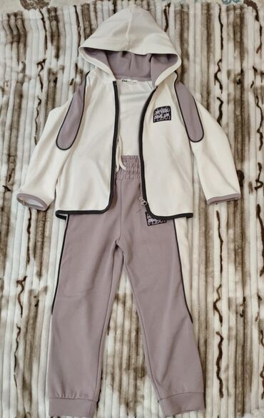 детский спортивный костюм из плащевки: Uşaq idman dəsti – 3 hissədən ibarət: - Kapüşonlu, fermuarlı jaket