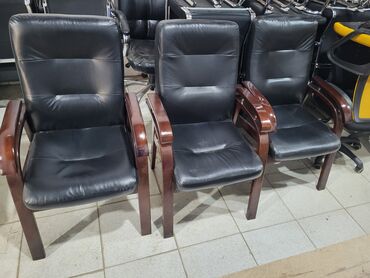 ofis stulu: Qara rəngdə, taxta qolları olan dəri ofis kresloları. Bu kreslolar