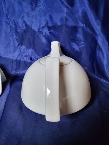 Čajnici: Cajnik nov sa stalkom,grejac,pun poreclan Nemacka. Cajnik pun — 8