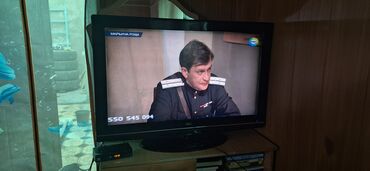 телевизор 32 дюйма: Телевизор с плоским экраном, черного цвета. Подходит для просмотра