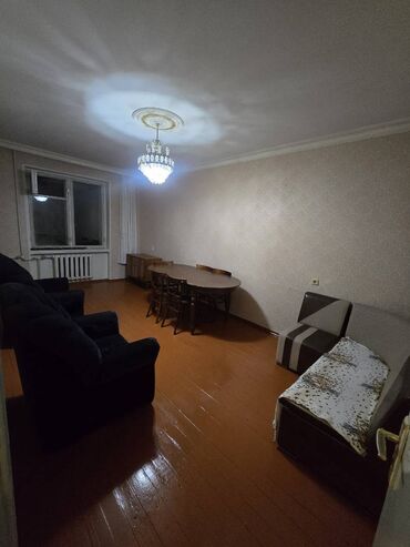 снять комнату в общежитии: Gəncə pr-ti 191№ məktəbin yanında köhnə tikili binada 3 otaqlı