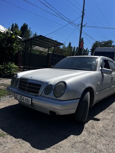 меняю дом на авто: Серебристый седан Mercedes-Benz E-класса с четырьмя дверями