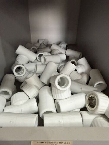 фитинги для пластиковых труб: Соединитель, Материал: Пластик, Диаметр резъбы: 20 мм